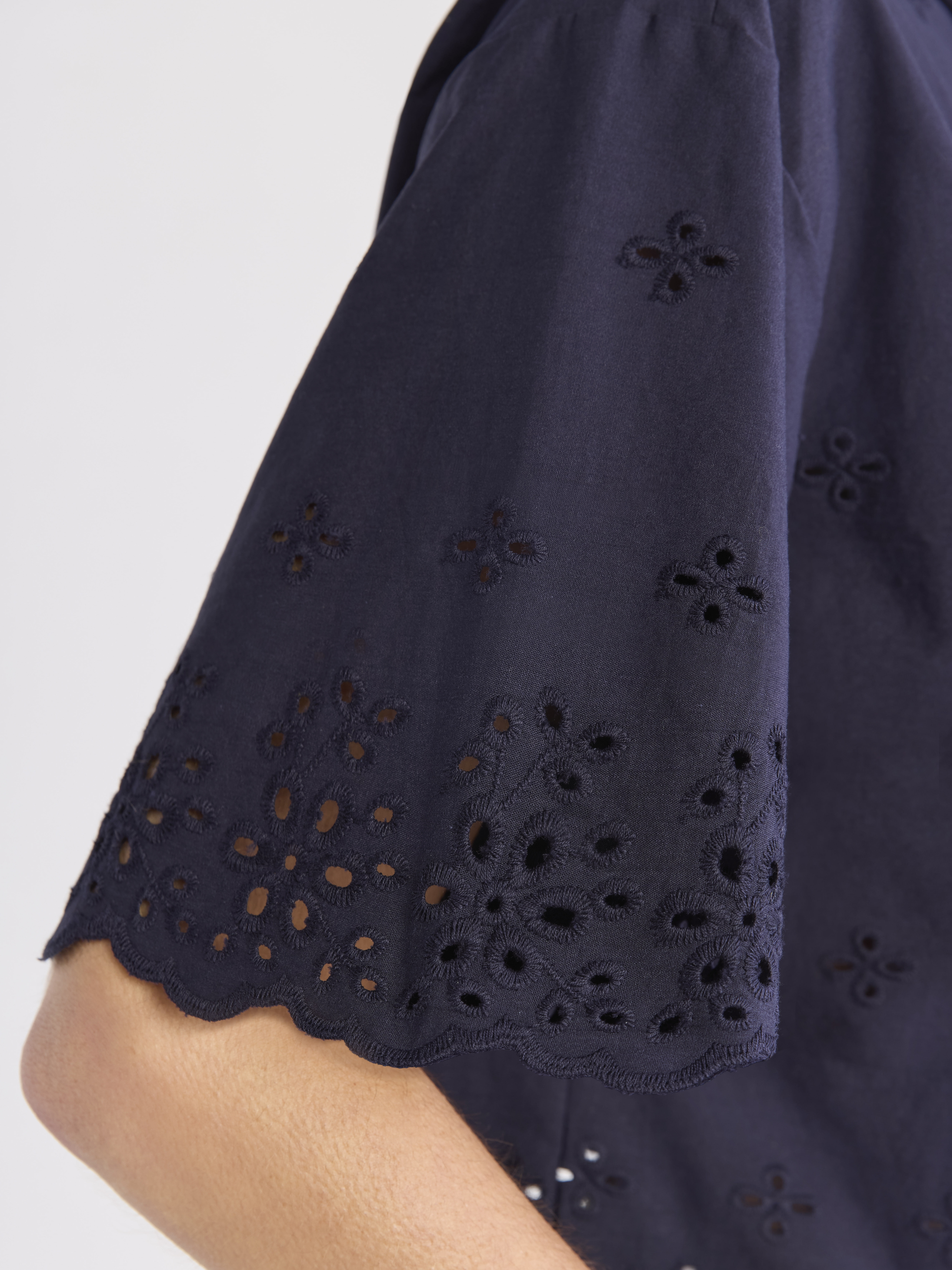 Free Assembly Women's and Women's Plus Cropped Cotton Eyelet Shirt, Sizes XS-4X