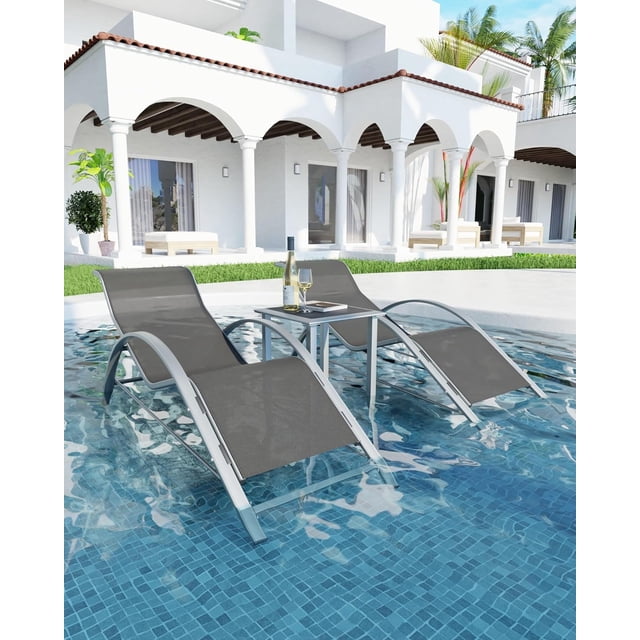 GloryStar Ensemble de 3 Chaises de Piscine Inclinables d'Extérieur, Chaises Longues en Osier avec Dossiers Réglables, Coussins Imperméables, Tables d'Appoint et Porte-Gobelets