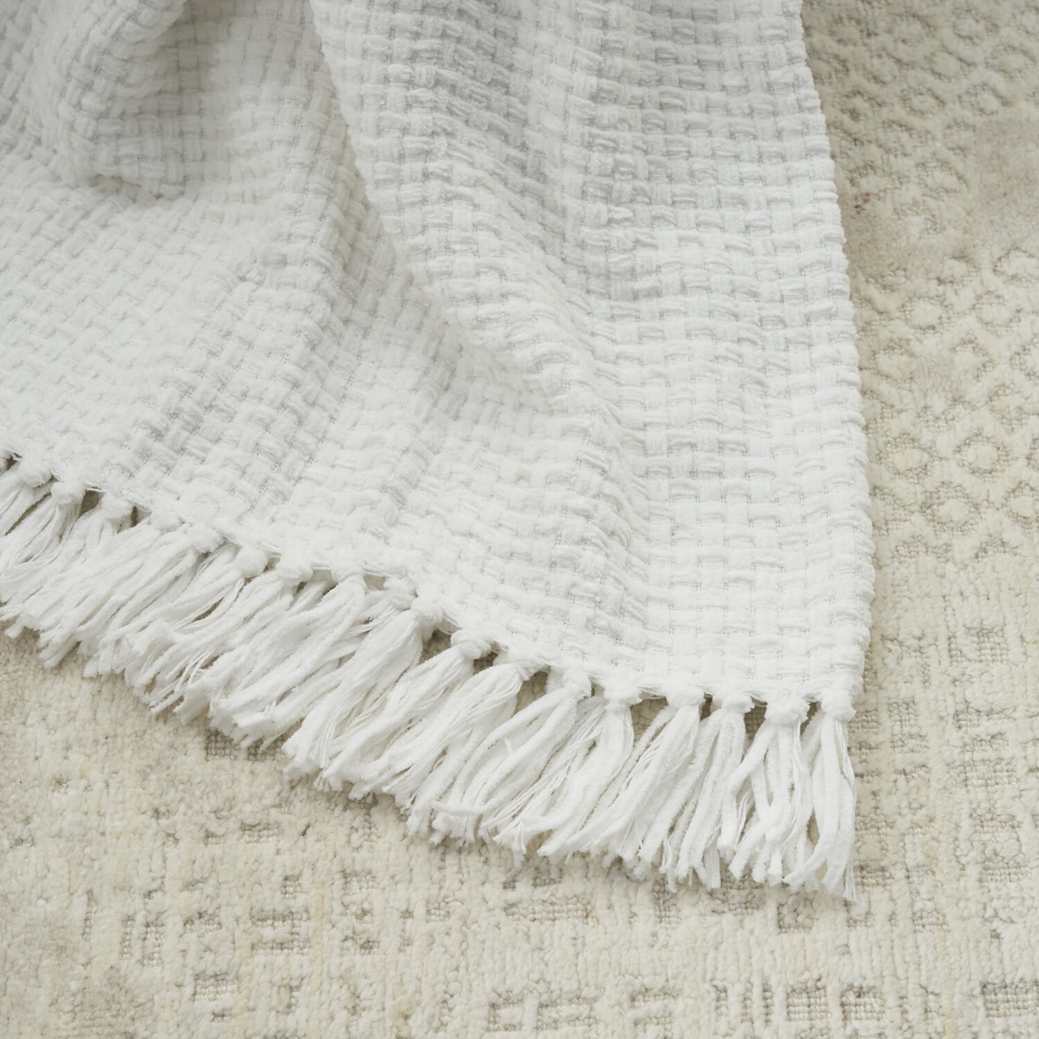 Mina Victory Lifestyle Woven Chenille Oversized Indoor Throw Blanket 70" x 103" White