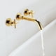 thumbnail image 3 of Grifo mural para lavabo con caño giratorio de 360 ​​grados, acabado electrochapado, doble cruz. Oro, 3 of 8