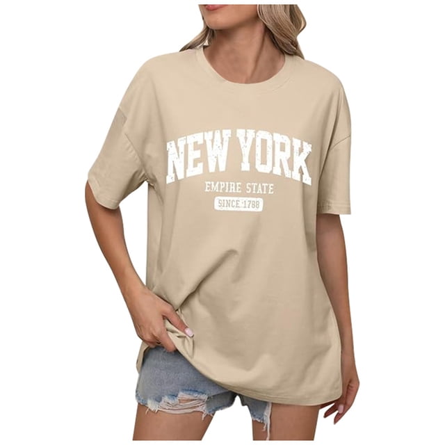 Camiseta informal de manga corta con hombros descubiertos y estampado de letras en inglés para mujer.