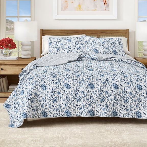 Floral Quilt Set - Lightweight, Soft, All-Season - 2-Piece Reversible Floral Bedding Set (Twin / Twin XL, English Garden Blue)