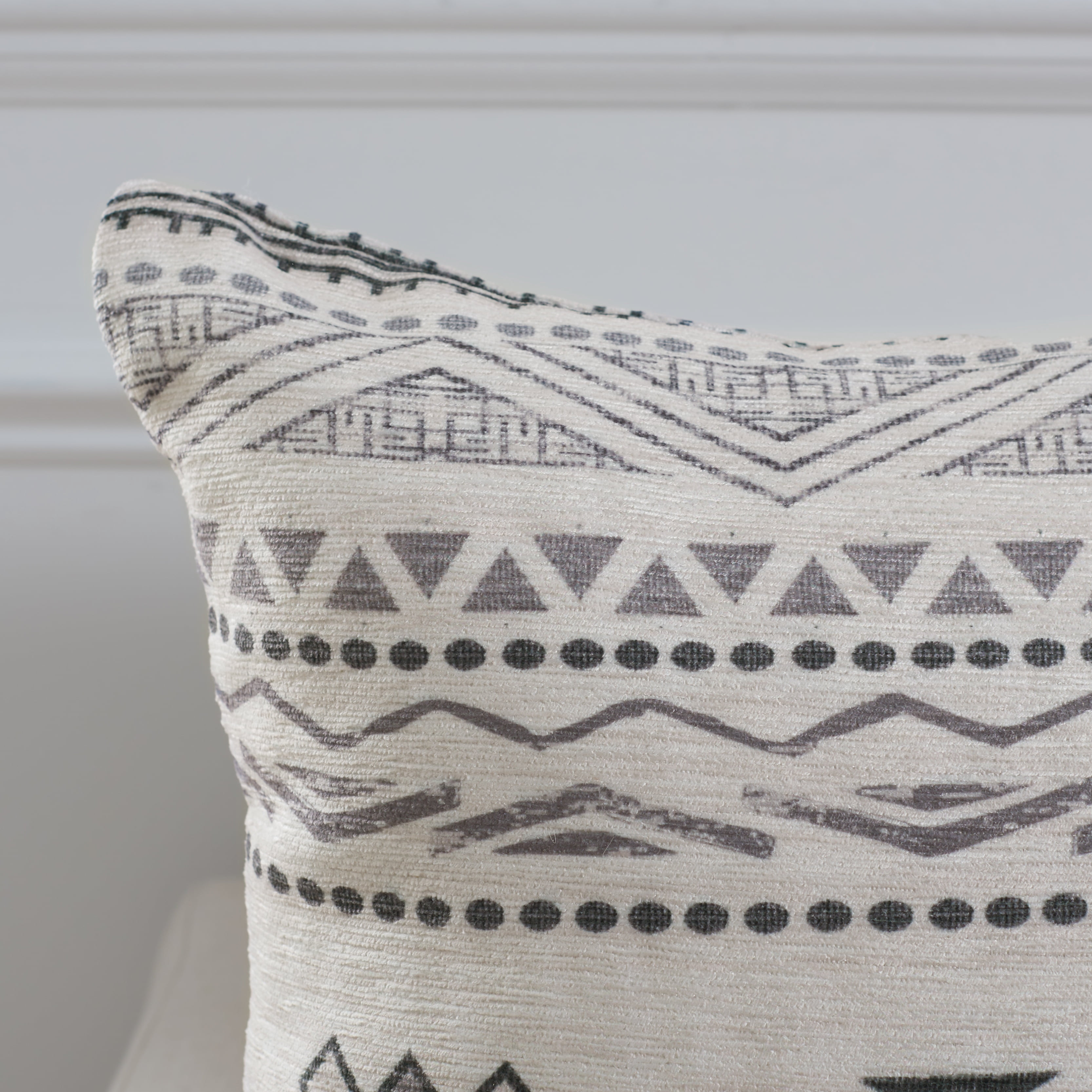 Safavieh Samira 20" x 20" Southwestern Beige/Black Aztec Decorative Pillow (2 Count)
