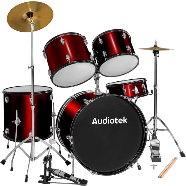 bateria acustica audiotek 23 pul 5 piezas roja platillos atriles bombo — Vista frontal 3/4 de set completo Audiotek en rojo con bombo negro (58 cm) con logo, tarola 36 cm, toms 30 cm y 32 cm, tom base 40 cm; parches Mylar blancos, estructura y soportes de acero cromado, platillos de latón con soportes y pedales visibles, baquetas incluidas; suele usarse también para prácticas y ensayos domésticos.