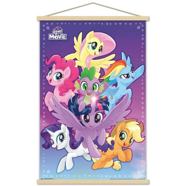 Hasbro My Little Pony Film - Affiche Murale d'Aventure, 14,725 Pouces x 22,375 Pouces, Mettant en Vedette Sept Personnages Colorés My Little Pony, Dont une Alicorne Violette avec une Corne Lumineuse, un Pégase Jaune et Bleu, un Poney Rose, une Licorne Blanche, un Poney orange avec une Crinière blonde, et un Petit dragon Vert et Violet sur un Fond Dégradé Violet avec des accents de Diamants. Imprimée sur Papier Lustré, Idéale pour la Déco Murale de Chambre Ou de Bureau et Souvent Utilisée pour
