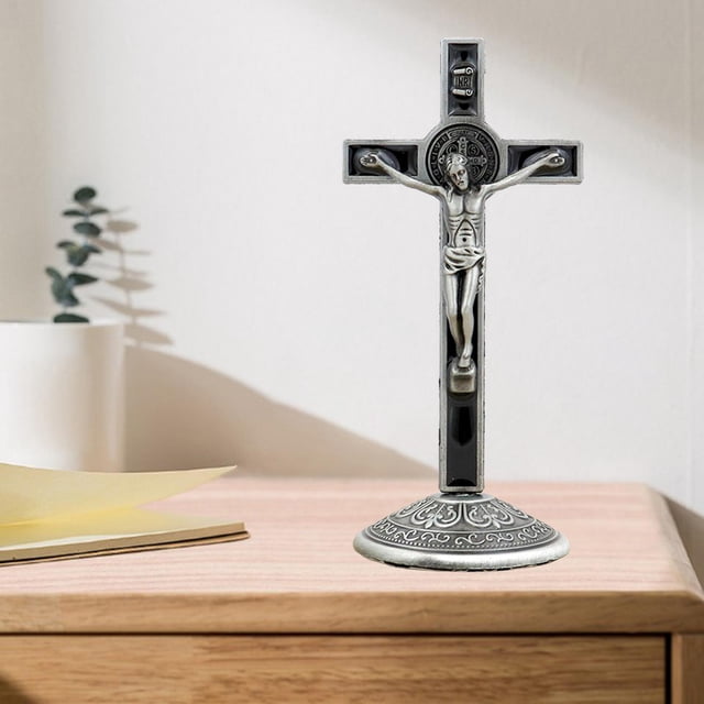 crucifijo y soporte estatuilla cruz altar jesús macarena crucifijo cruz estatuilla de aleación de zinc estilo vintage con figura de Cristo en cruz y base desmontable, vista frontal centrada sobre mesa de madera, tamaño 11.5 x 5.5 cm (4.53 x 2.17 in), apto para decoración de altar, repisa o figura decorativa del hogar.