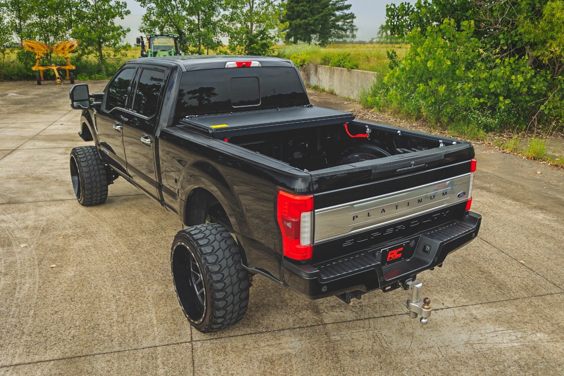 Rough Country Low Profile Bed Cover for 17-26 Ford Super Duty | 6'10"- 47220651B