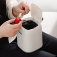 thumbnail image 5 of Mini cubeta de basura para encimera con 3 rollos de bolsas de basura, cubeta de basura con tapa tipo prensa, dispensador de basura 1L mini contenedor para mesa de centro, cambiador de baño (blanco), 5 of 5