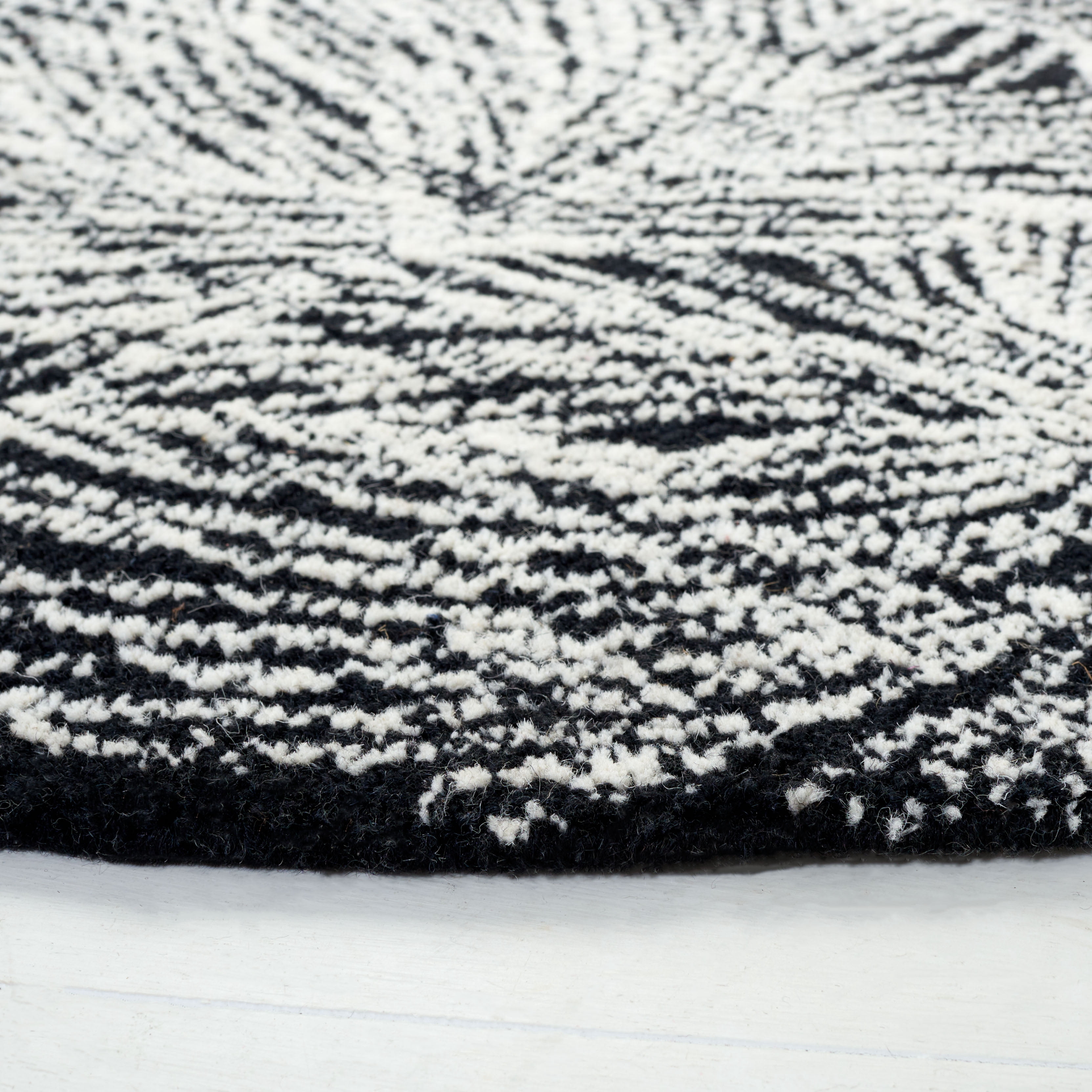 SAFAVIEH Ebony Aaliyah Floral Area Rug, Black/Ivory, 6' x 6' Round