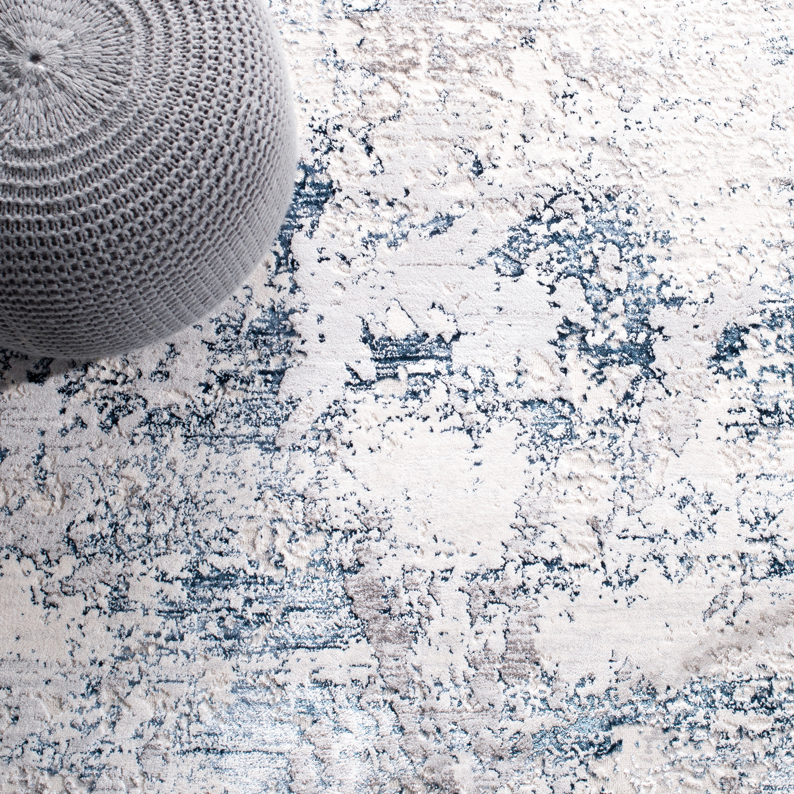 SAFAVIEH Amalfi Cian Distressed Runner Rug, Cream/Navy, 2' x 8'