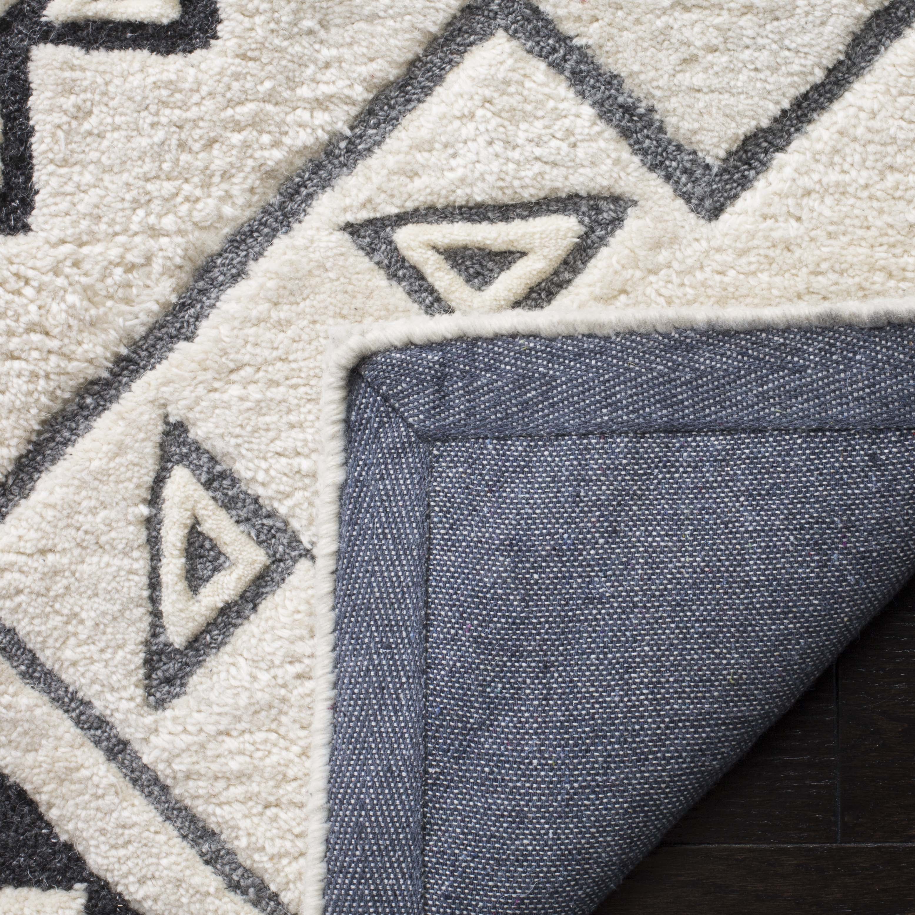 SAFAVIEH Casablanca Jerrie Aztec Plush Shag Area Rug, Ivory/Grey, 4' x 6'