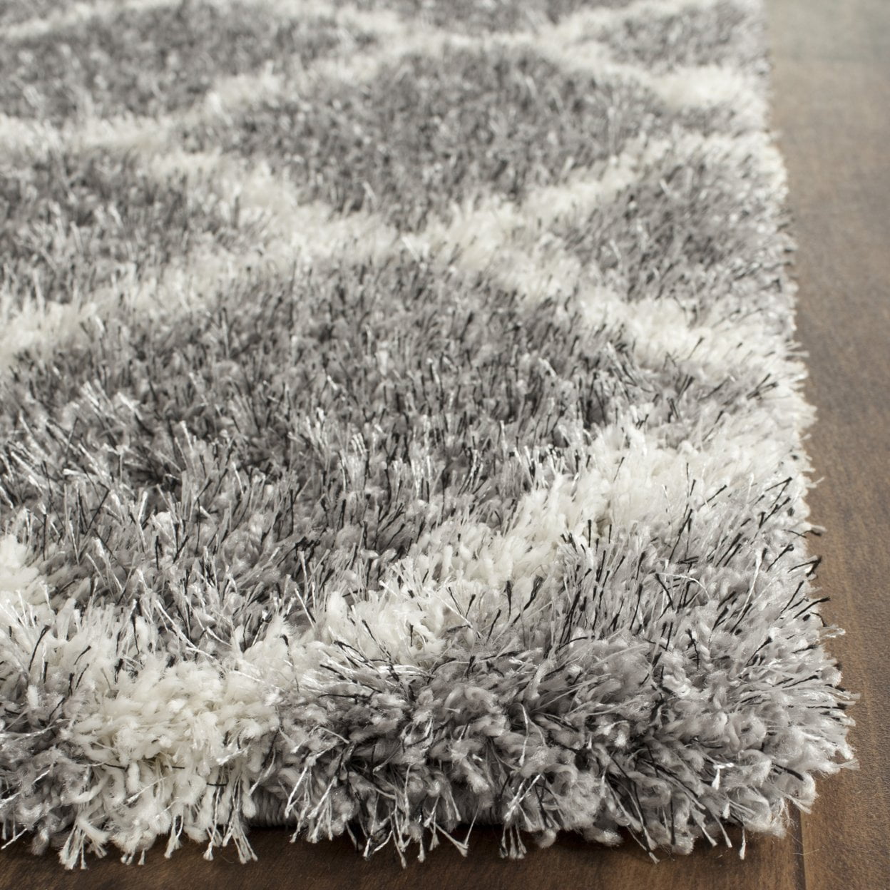 SAFAVIEH Montreal Cebrail Geometric Diamonds Shag Area Rug, Grey/Ivory, 6'7" x 6'7" Round