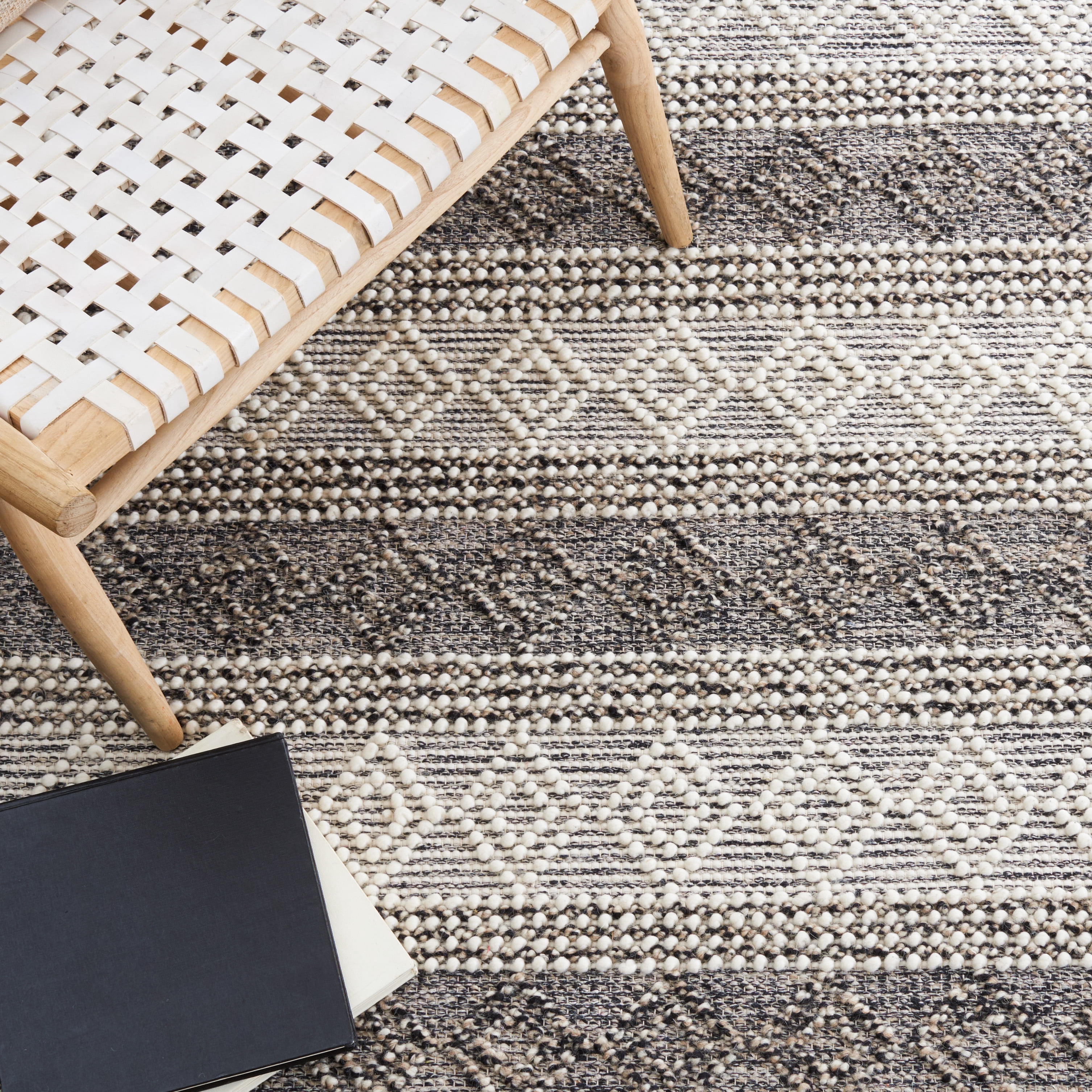 SAFAVIEH Natura Elinor Geometric Striped Area Rug, Ivory/Black, 6' x 6' Round