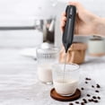 thumbnail image 3 of Espumador de Leche Eléctrico de Mano Agitadores Mini Batidor Eléctrico Batidora de Café Portátil Mezclador de Bebidas de Acero Inoxidable para Lattes Capuchino Frappe Chocolate Hogar (negro), 3 of 4