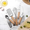 thumbnail image 4 of Utensilio de cocina con mango de madera, pequeño kit de utensilios de cocina, juego para hornear, cuchillo para pizza y queso, batidor de huevos de acero inoxidable, 4 of 6