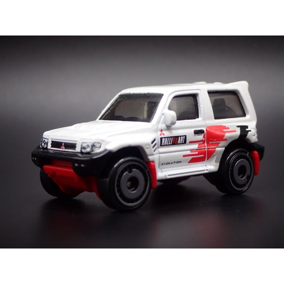 Open Box 1997-1999 MITSUBISHI PAJERO EVOLUTION SUV 1:64 SCALE DIORAMA DIECAST MODEL CAR