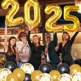 thumbnail image 3 of Suministros y decoraciones para fiestas de Nochevieja de 2025: globos de aluminio grandes, pancarta de Feliz Año Nuevo, cortinas de aluminio dorado, globos de confeti dorados y negros para, 3 of 6