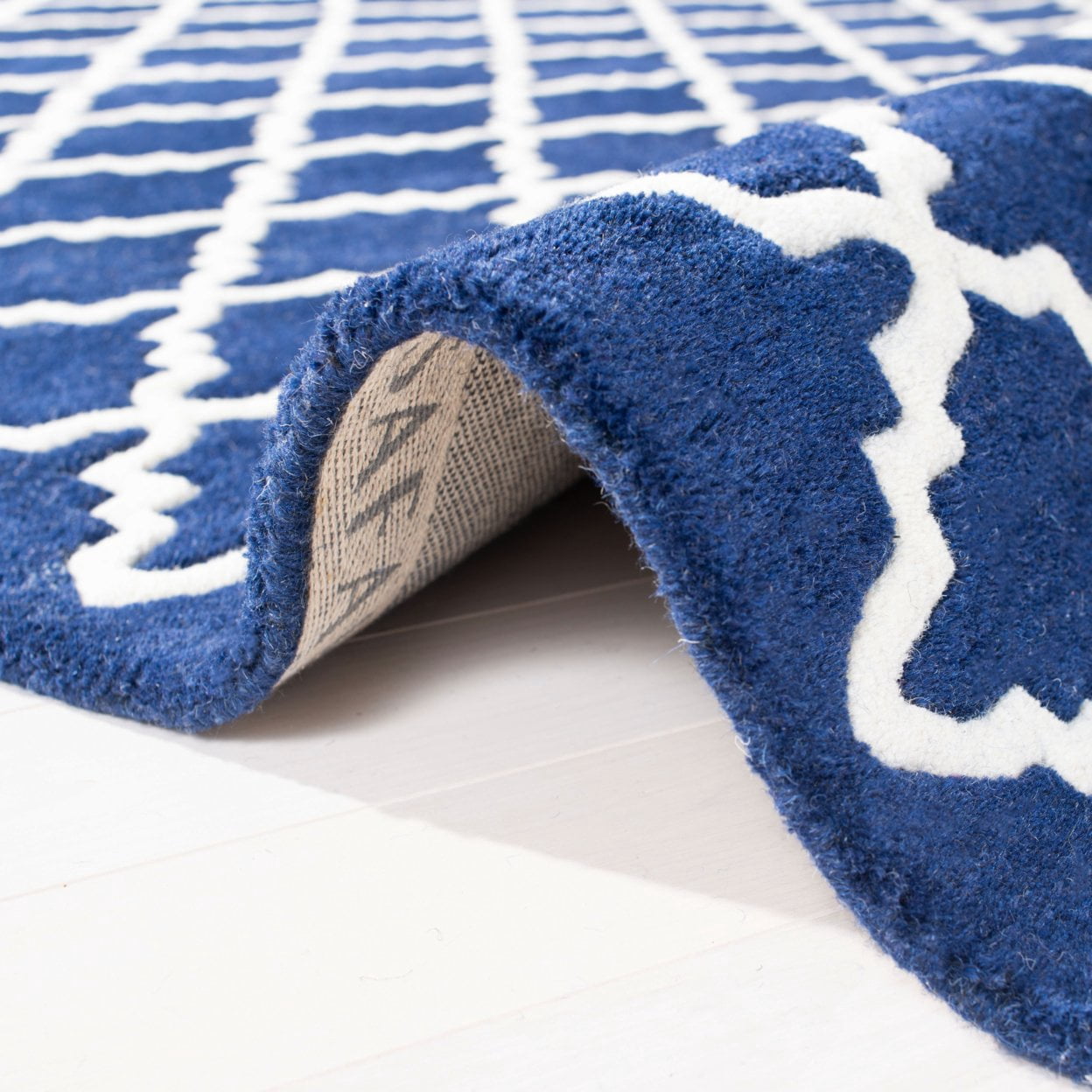 SAFAVIEH Chatham Howard Geometric Wool Runner Rug, Dark Blue/Ivory, 2'3" x 5'