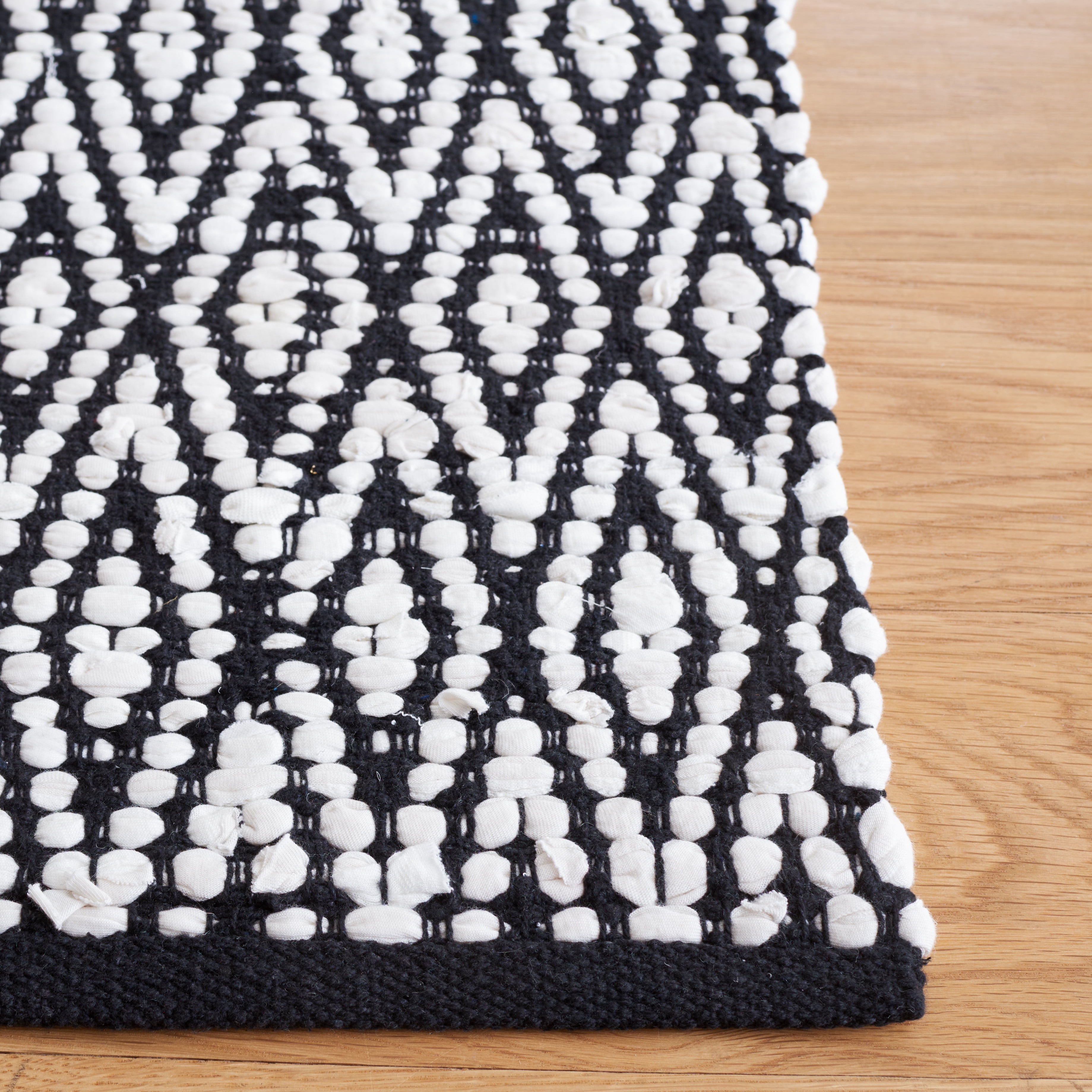 SAFAVIEH Montauk Carina Diamond Area Rug, Ivory/Black, 4' x 6'