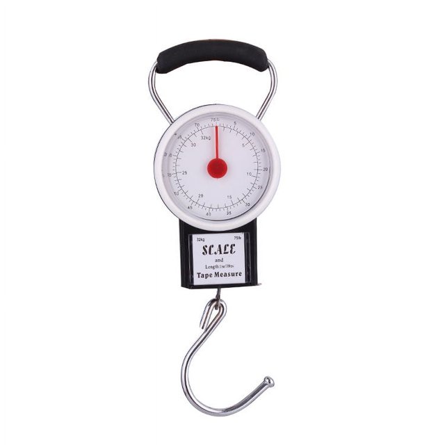 báscula digital para equipaje - (70 lb plateada) - báscula colgante plateada de vista frontal con esfera blanca y aguja roja, mango superior de goma negra en arco, cuerpo rectangular negro con etiqueta y gancho en S metálico; portátil y ligera, ideal para pesar maletas hasta 70 lb en viajes y también adecuada para pesar paquetes pequeños en envíos ocasionales.