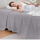 thumbnail image 5 of Manta de Poliéster Suave de Color Sólido (78,7 X 59 Pulgadas), Lavable a Máquina, Resistente a La Decoloración, Multiusos para Cama, Sofá o Exterior. Manta de Felpa Azul, Gris, Blanca y Verde., 5 of 6