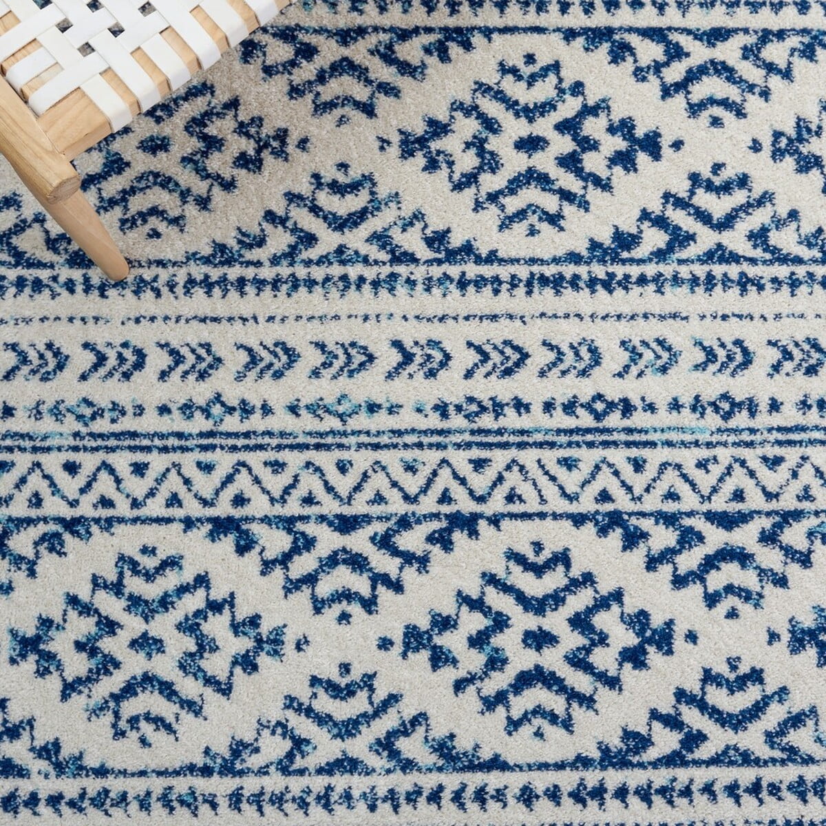 SAFAVIEH Tulum Lakisha Distressed Southwestern Area Rug, 8' x 10', Ivory/Navy