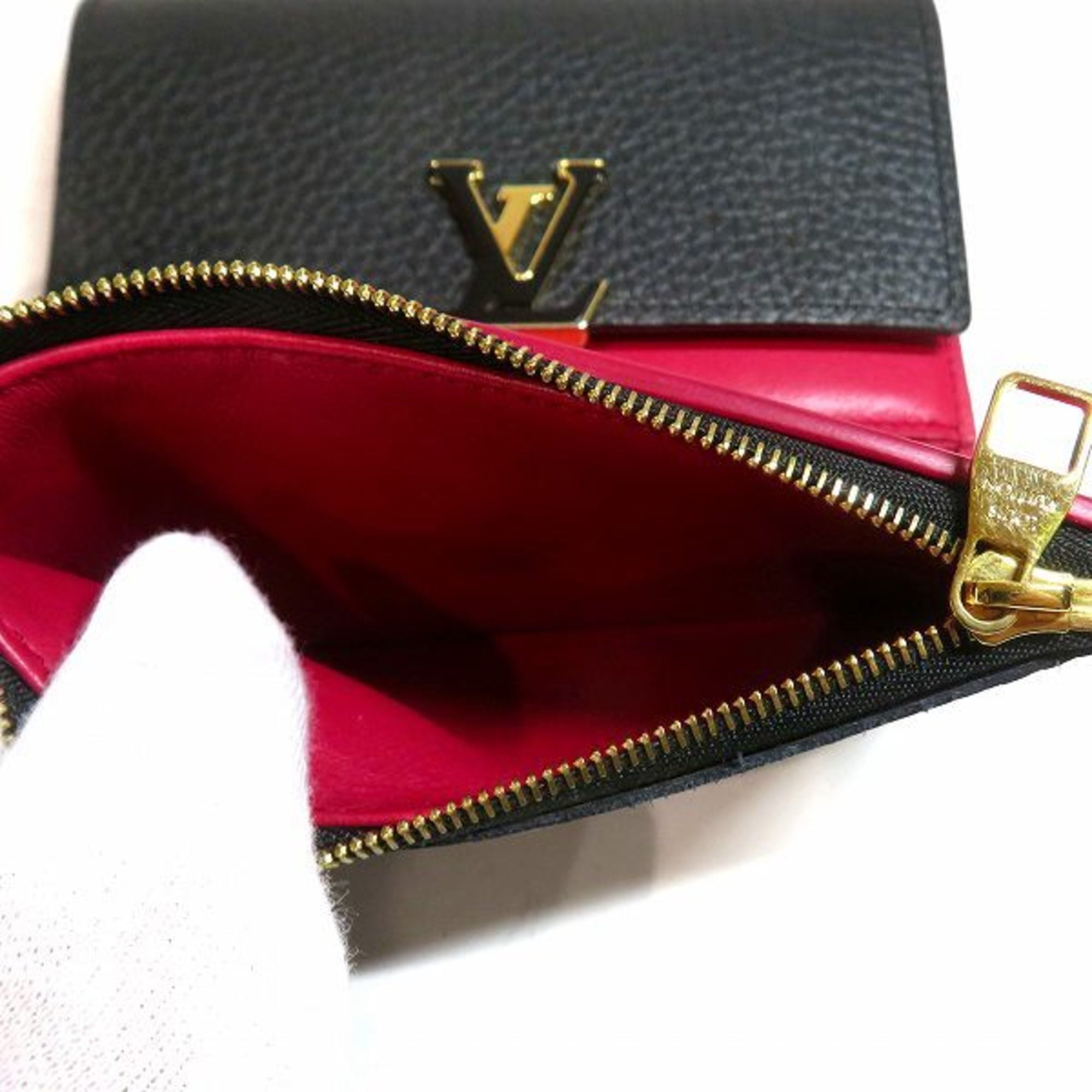 Louis Vuitton - Authenticated Capucines Handbag - Leather Black Plain for Women, Very Good Condition