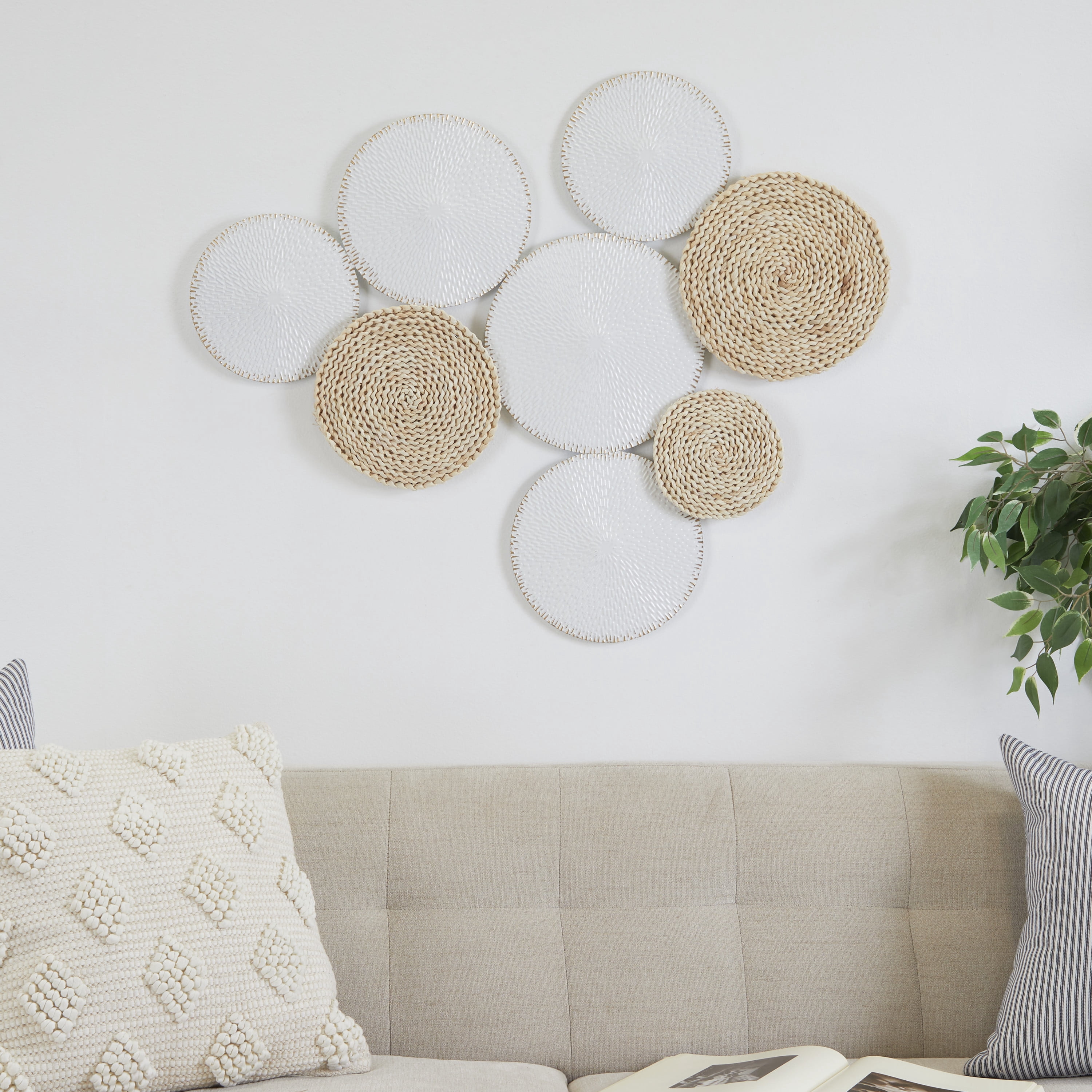 DecMode White Metal Rope Design Plate Wall Decor with Textured Pattern