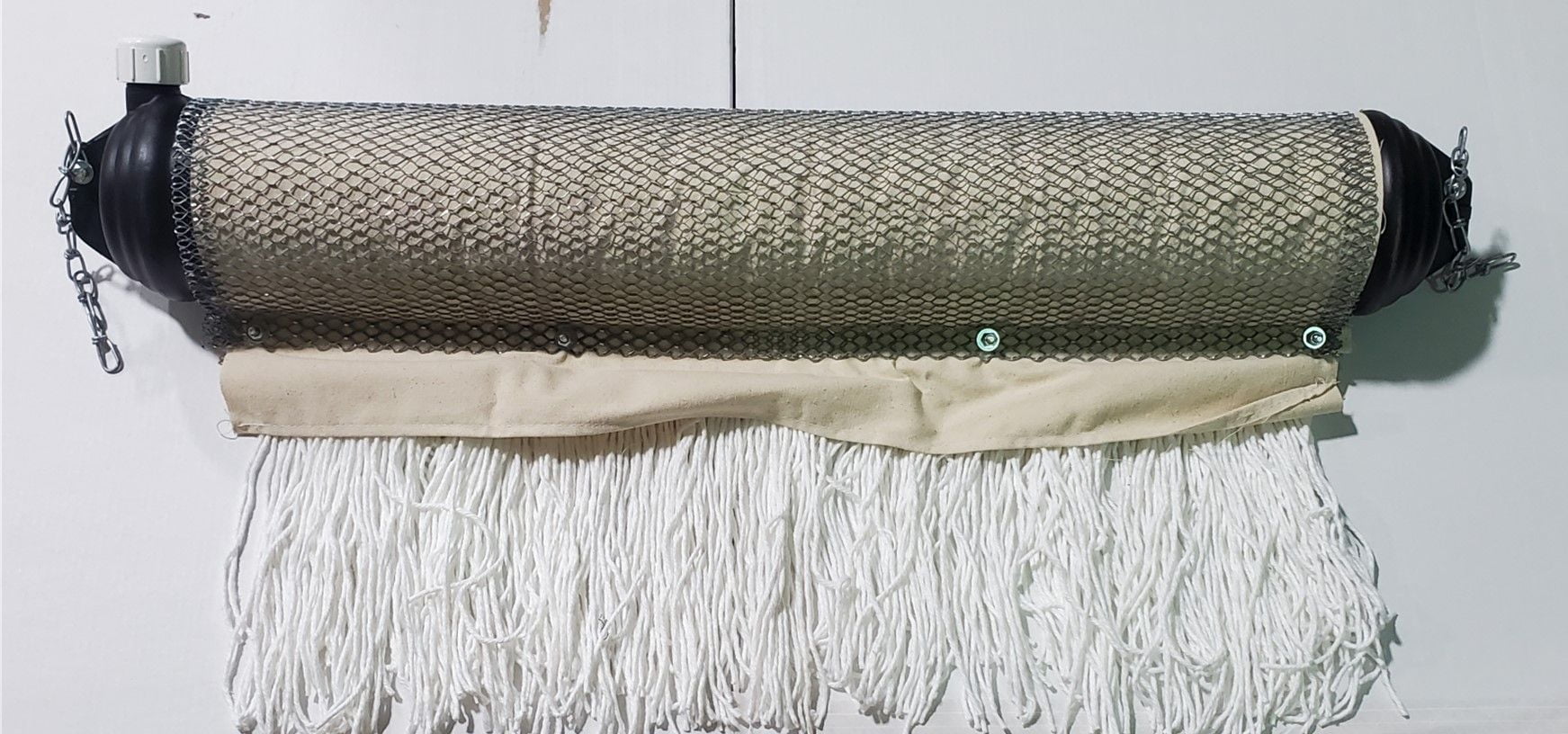 The Pest Doom Cattle Oiler Rub Insecticide Applicator 45 Inch 4 Gallon