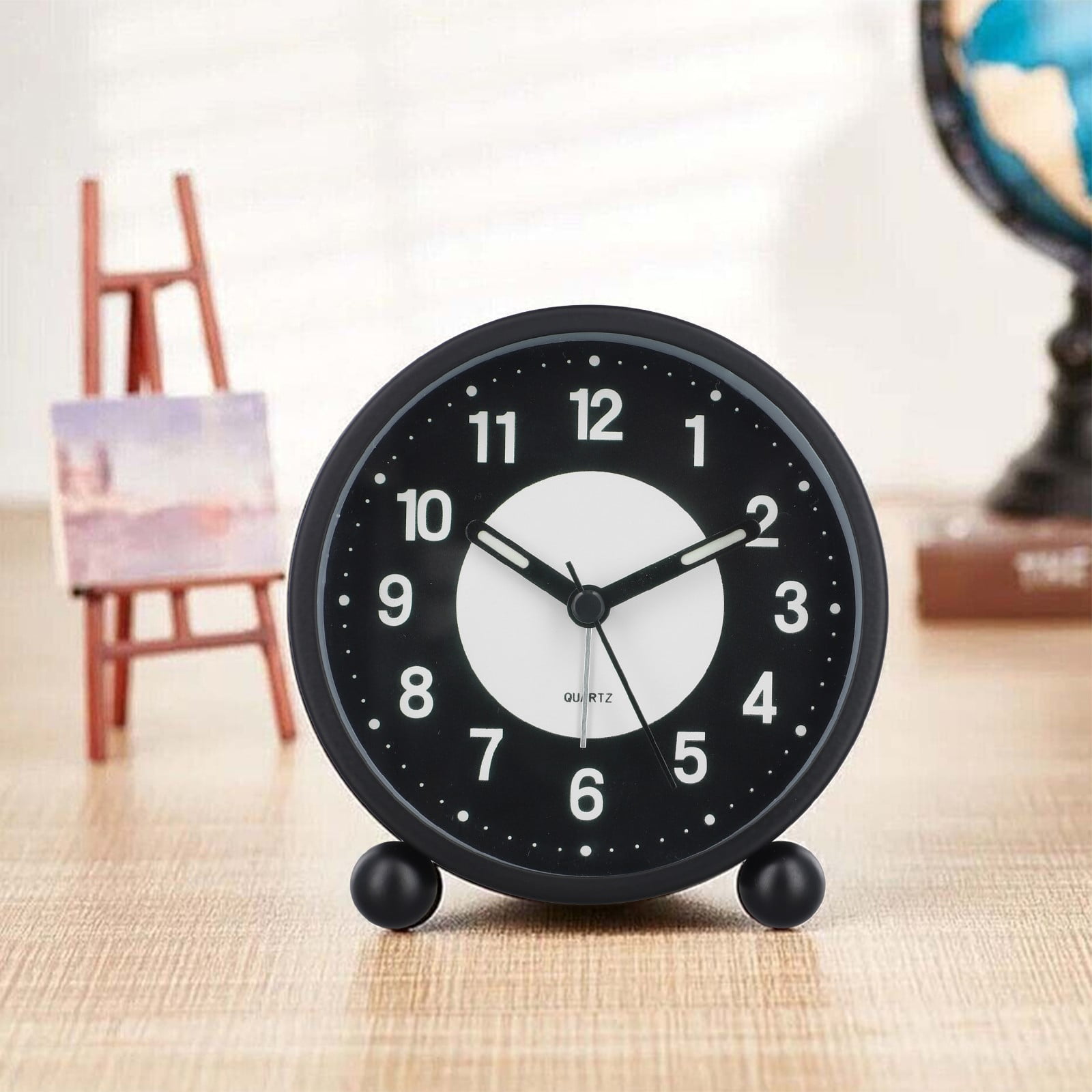 Alarm Clock Luminous 4 "Round Silent Analog Table Clock Non-Ticking, Battery Operated with Loud Alarm and Night Light Small Desk Clock for Bedroom, Bedside Table