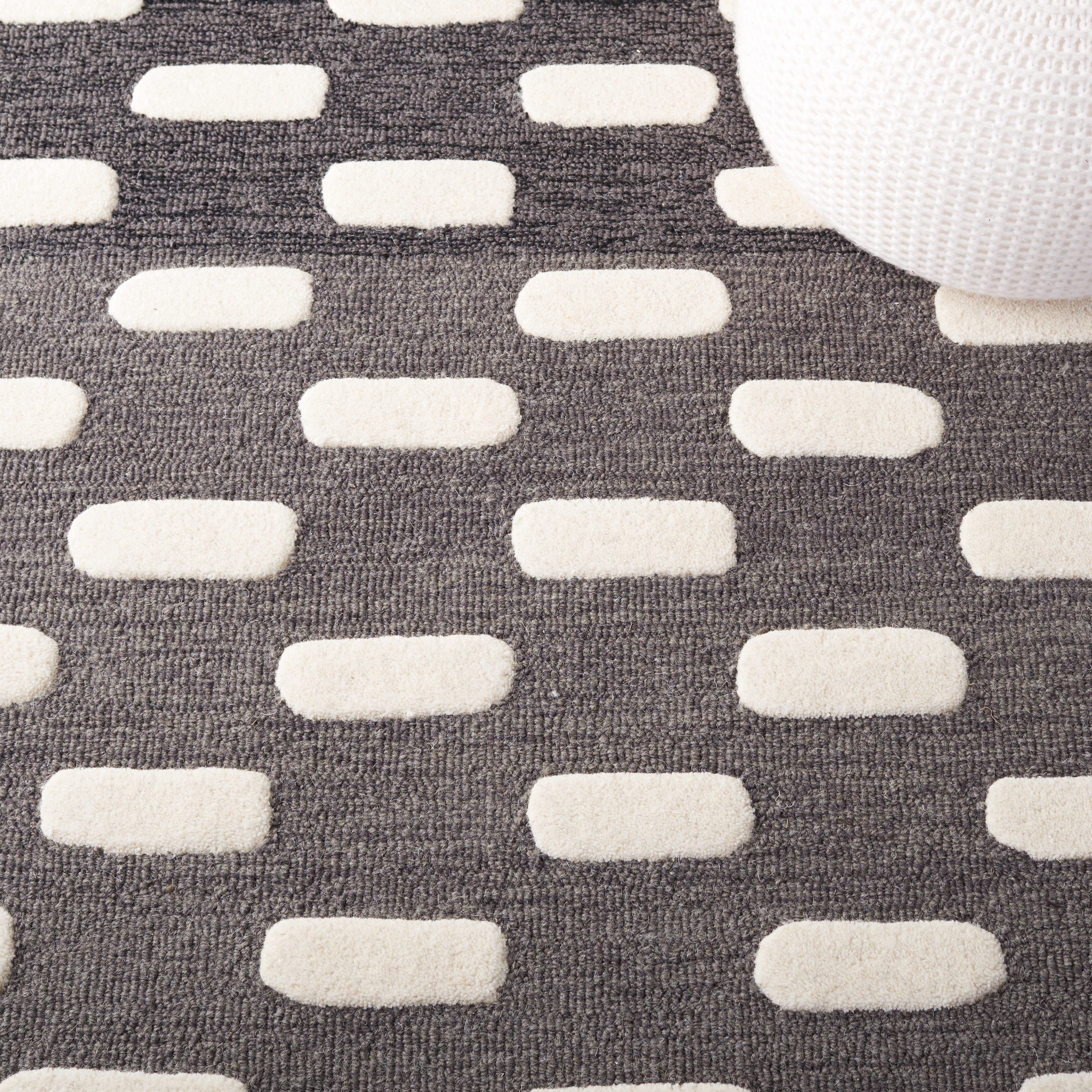 SAFAVIEH Metro Earnestine Geometric Striped Area Rug, Black/Ivory, 4' x 6'