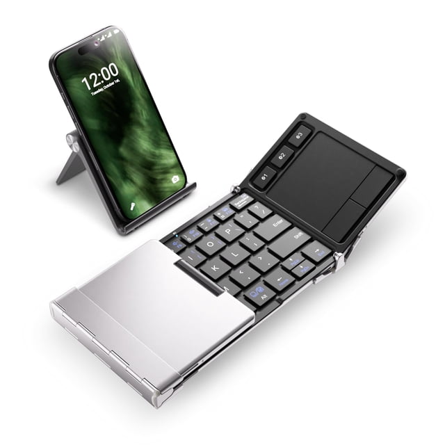 teclado bluetooth plegable iclever bk08 con panel táctil plateado, vista 3/4 abierta mostrando teclado de 65 teclas y trackpad integrado a la derecha; carcasa plegable de aluminio plateado con bisagras reforzadas y soporte trasero sosteniendo un smartphone, emparejamiento multidispositivo Bluetooth 5.0 y recarga USB-C, ideal para trabajo móvil y toma de notas en viaje.