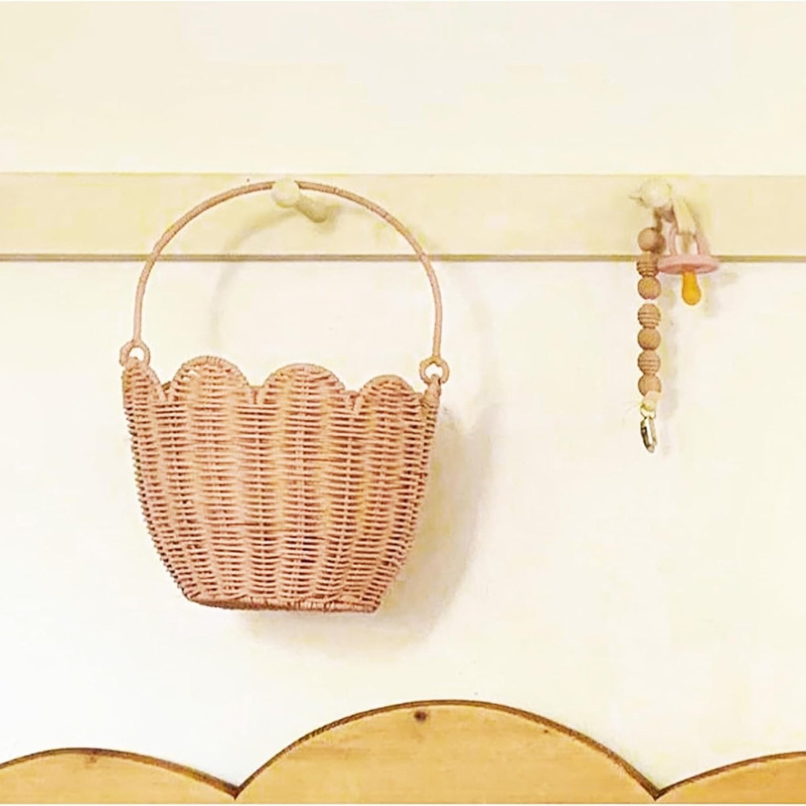 Hewann Scalloped Basket, Scalloped Edge Round Basket with Handle, Wicker Baskets for Storage, Hand Woven Shelf Baskets for Bathroom, Bedroom Organizing,1PC,Brown,Wood