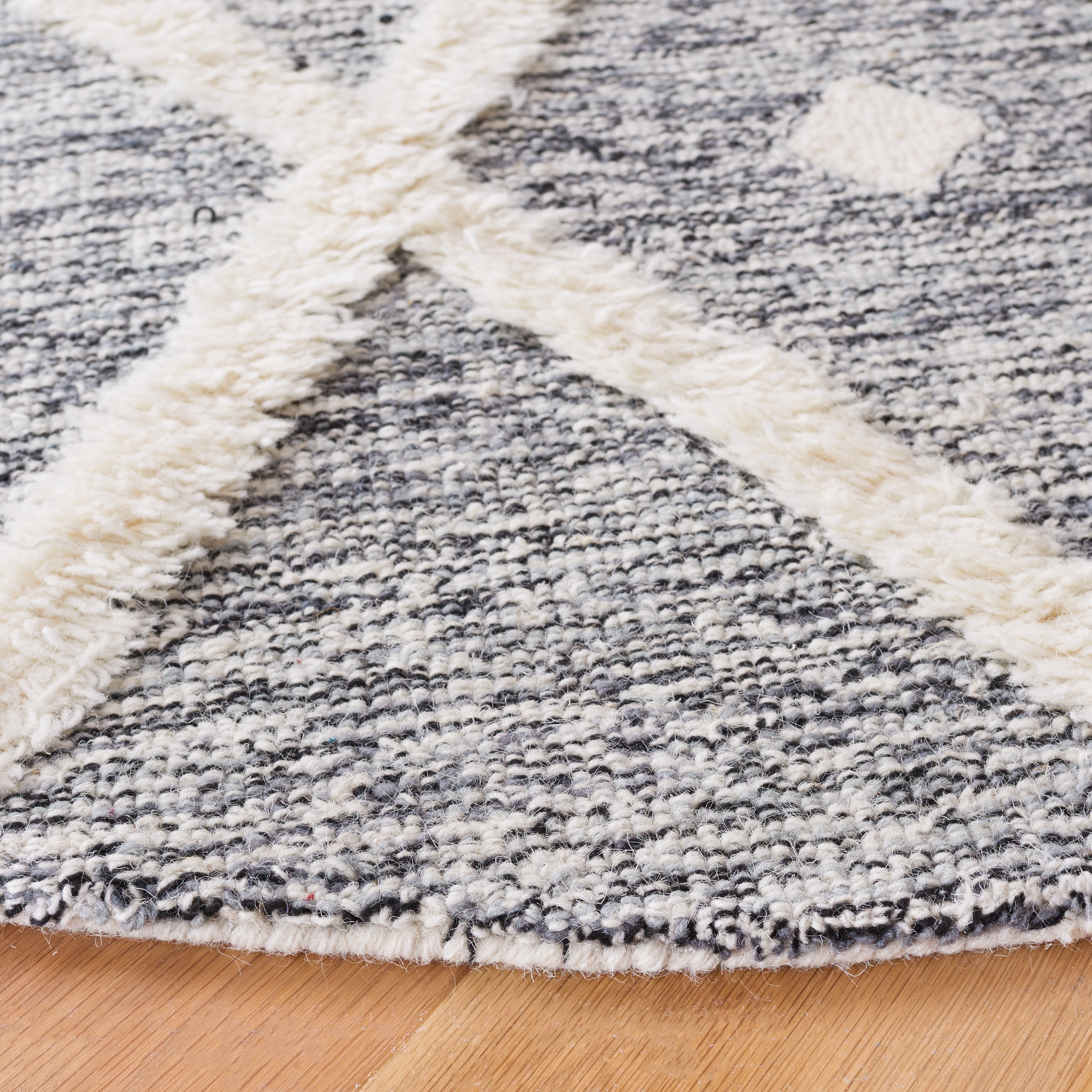 SAFAVIEH Casablanca Cara Diamond Area Rug, Black/Ivory, 6' x 6' Round