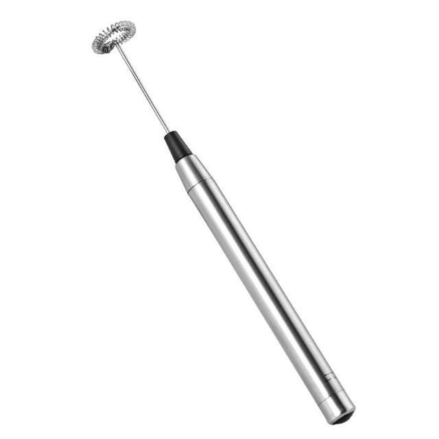 eléctrico portátil, fabricante de espuma, espumador de mano, mezclador de bebidas de alta velocidad, varita para espumar — Espumador de café plateado Chaka en diagonal, cuerpo cilíndrico de acero inoxidable de 2.3x20 cm, mango ergonómico con detalle negro y cabeza de batidor en espiral. Funciona con pilas AA (no incluidas) y es adecuado para espumar leche fría o caliente; a menudo se usa también como batidor de huevos o para preparar batidos ligeros.