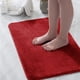 thumbnail image 4 of Tapete absorbente antideslizante con reverso de secado rápido para baño y ducha. Lavable a máquina. Suave, ideal para zonas húmedas de mucho tránsito. Aestivo | Rojo | AESTIVO, 4 of 7