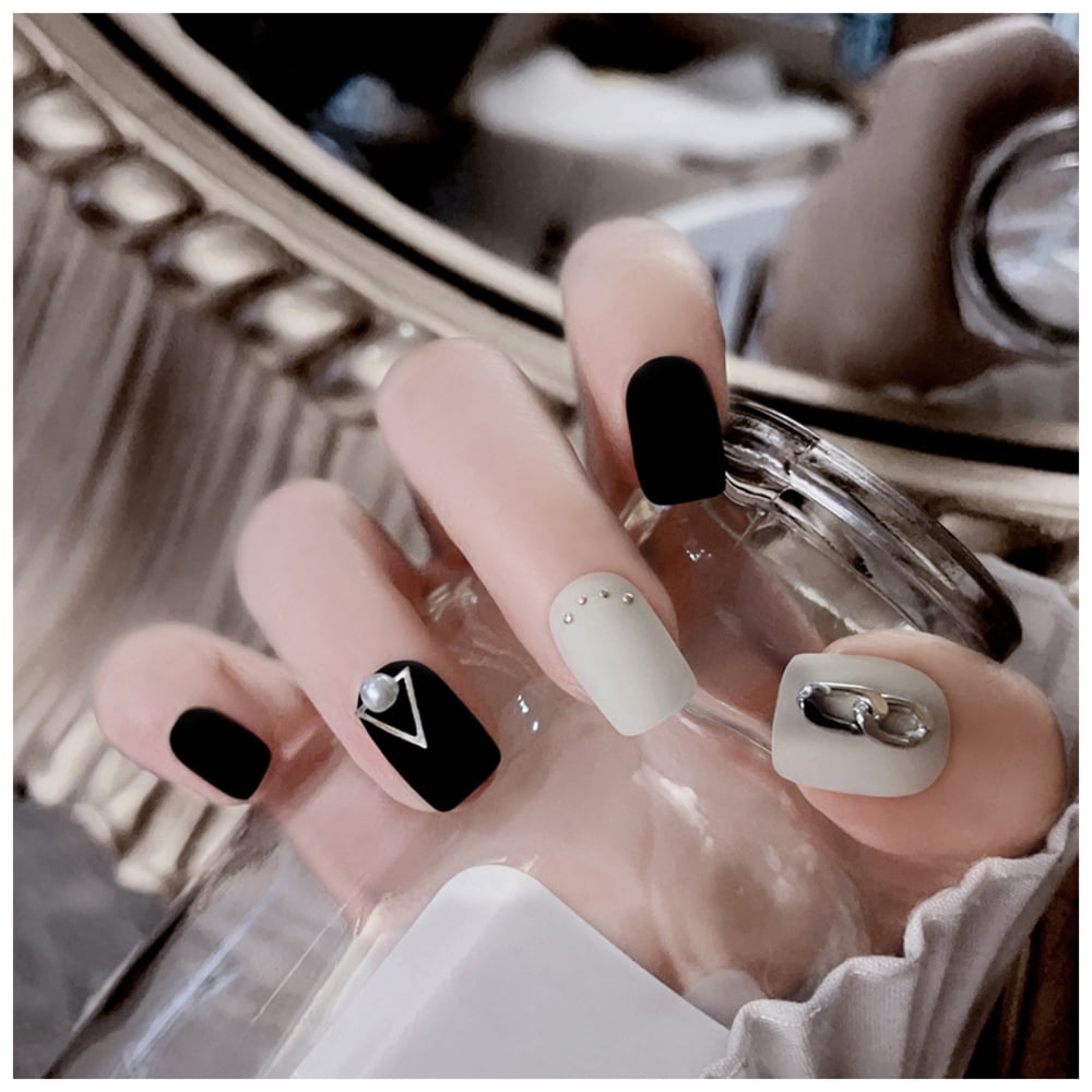 Black and White Fake Nails Uniform Thickness Various Sizes Nails for