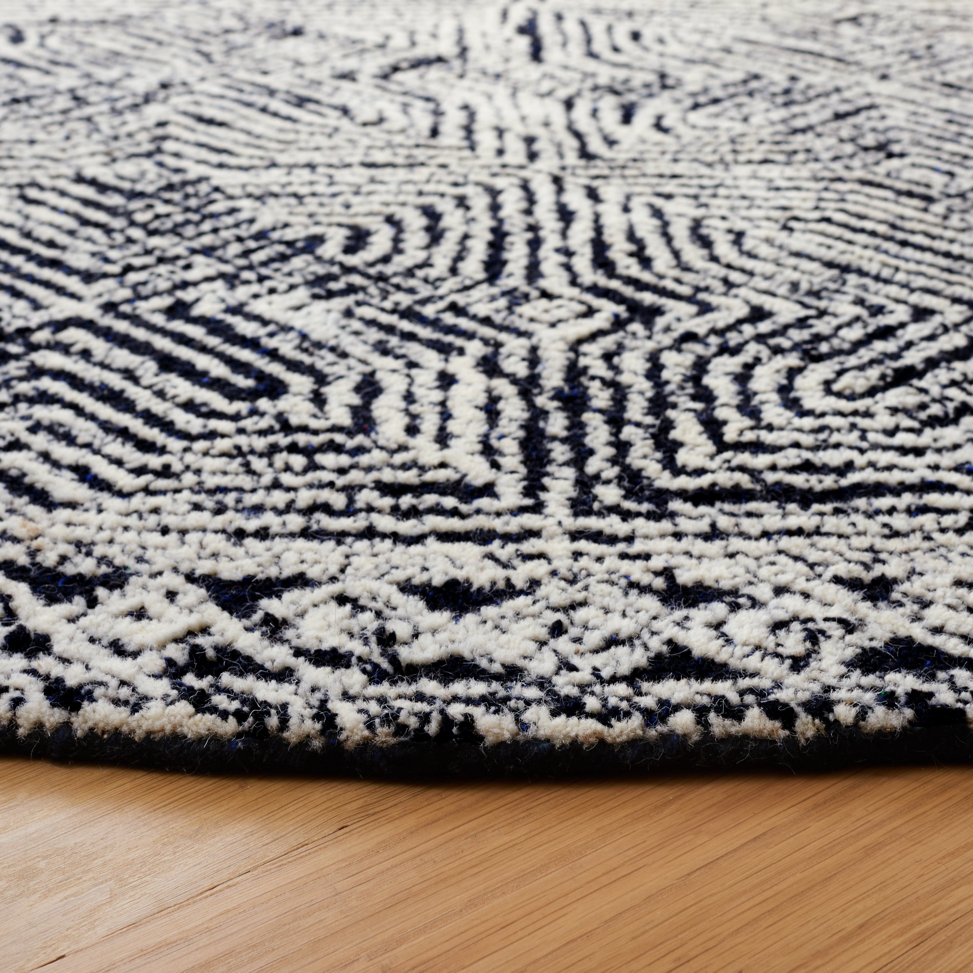 SAFAVIEH Metro Clover Geometric Area Rug, Black/Ivory, 6' x 6' Round