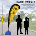 thumbnail image 3 of Señal De Seguridad Con Bandera En Forma De Lágrima Con Postes De Fibra De Vidrio Y Base Pesada Para Patios Y Entradas - "Kids At Play" Amarillo, 3 of 8