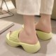 thumbnail image 1 of Zapatillas de mujer de moda, zapatos gruesos de verano, zapatillas de playa para el hogar con suela suave, sandalias de EVA de una línea con textura arrugada para exteriores, 1 of 3