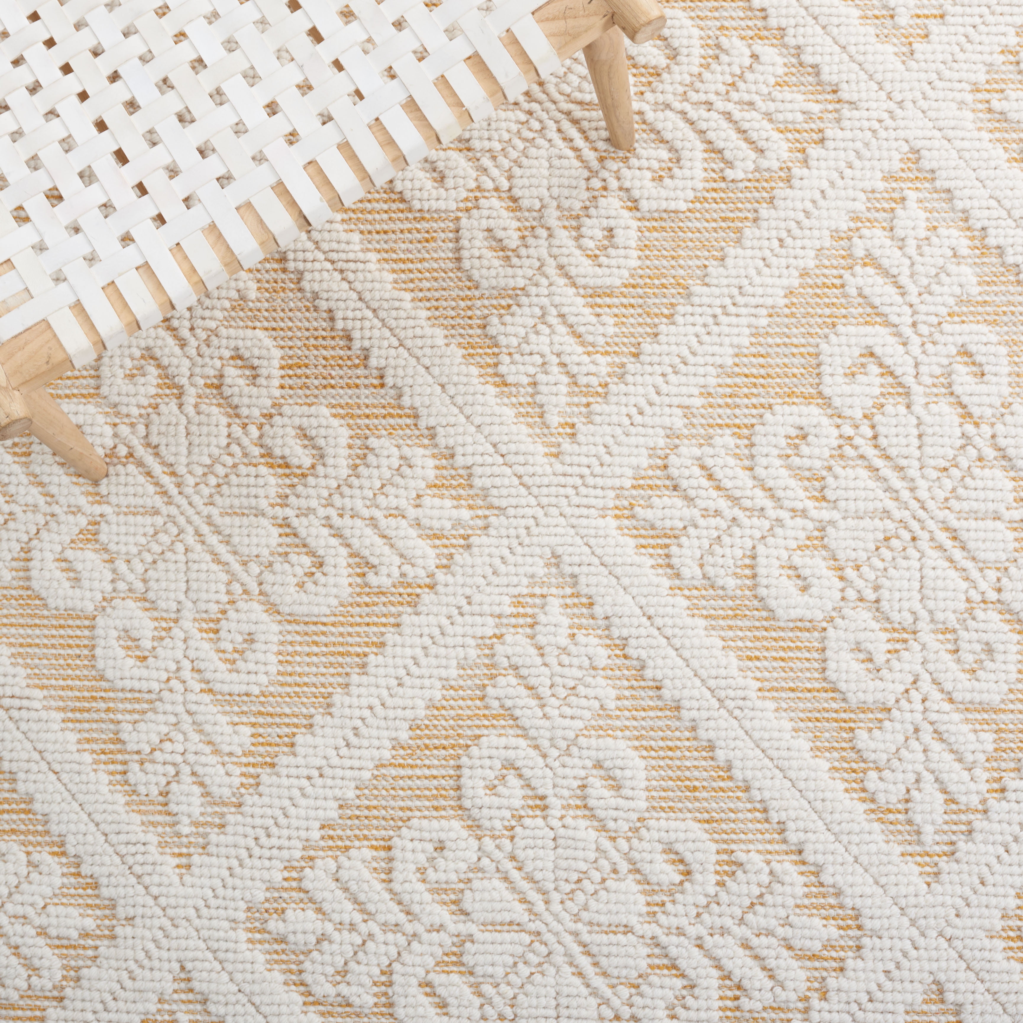 SAFAVIEH Vermont Trinity Floral Geometric Wool Area Rug, Ivory/Gold, 6' x 6' Round