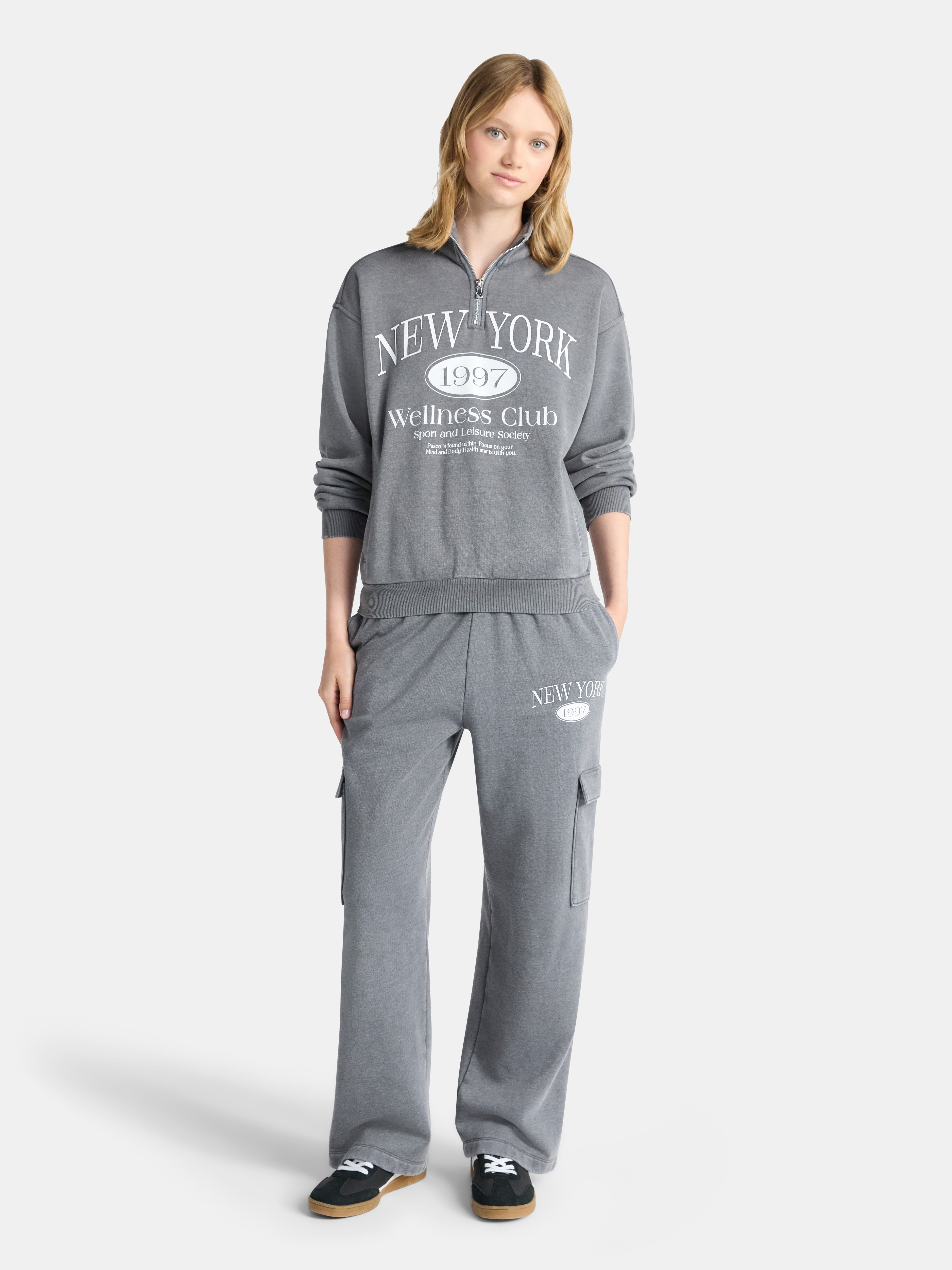 No Boundaries Mineral Wash Quarter Zip-Up Graphic Pullover Sweatshirt, Midweight, Women's