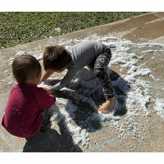 5 Packs of 1-Pound Jars of Amazing Artificial Snow – Just Add Water and It Expands 100x, Makes 8 Gallons