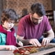 thumbnail image 5 of Este juego de rompecabezas te permite crear fácilmente conmovedoras historias familiares llenas de felicidad y alegría, y celebrar la Nochebuena con Papá Noel repartiendo regalos, 5 of 8