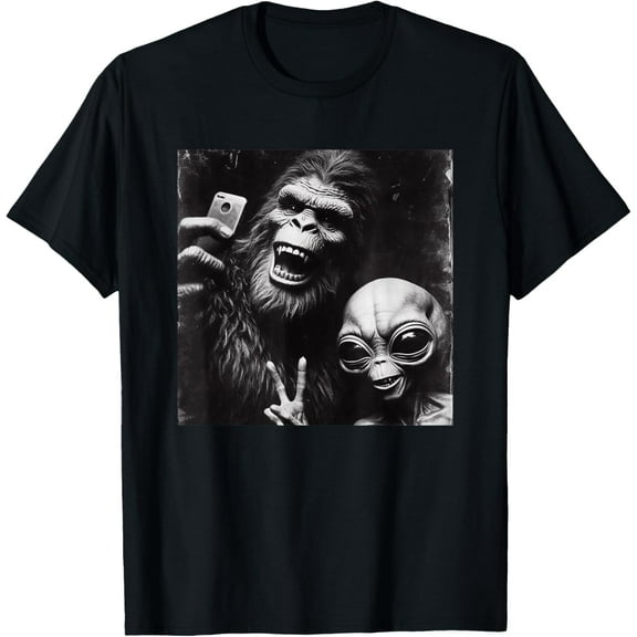 Retro Selfie Alien Bigfoot Funny Novelty Bigfoot Alien T-Shirt