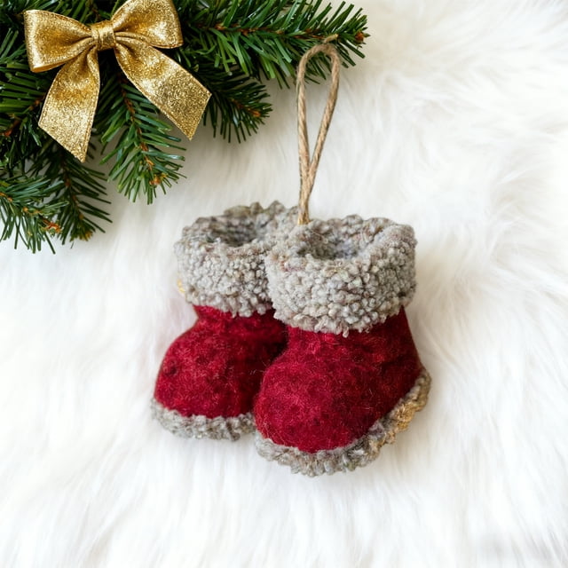 mfyjkho Adorno navideño de bota pequeña, adorno colgante de peluche para árbol, regalo festivo, 9,9 x 8,4 x 7,4 cm, 1 unidad