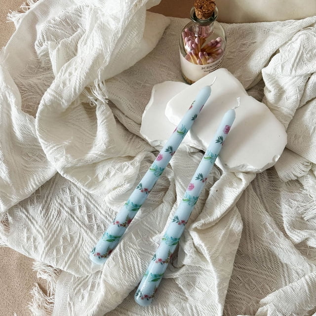 AHMT Bougies Coniques de 10 Pouces, 2 Pcs, avec Imprimé de Roses Rouges, Bougies à Longue Combustion Non Parfumées et Sans Fumée, Grands Chandeliers avec Mèches en Coton, Idéal pour Mariages, Déco Maison (1-Bleu)