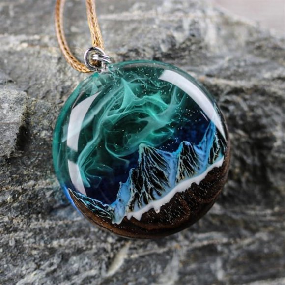 Collier Lumineux Paysage Montagne Enneigée Lumière Polaire, Collier en Résine Micro-Scènerie
