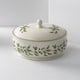 thumbnail image 5 of Plato cubierto Lenox Holiday rojo y verde de porcelana marfil de 2,34 kg, 5 of 6