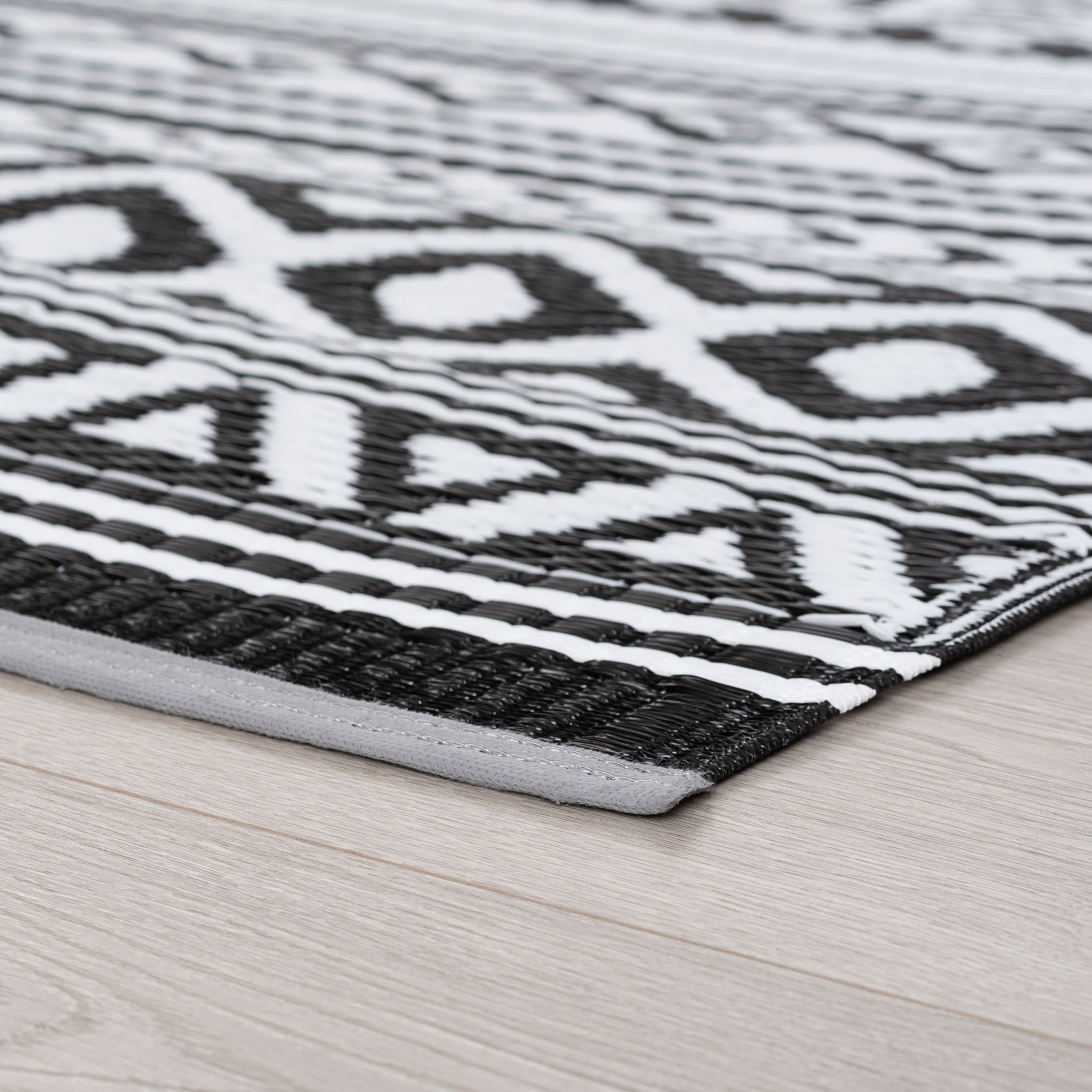 5x7 Reversible Black and White Polypropylene Outdoor Stripe Area Rug